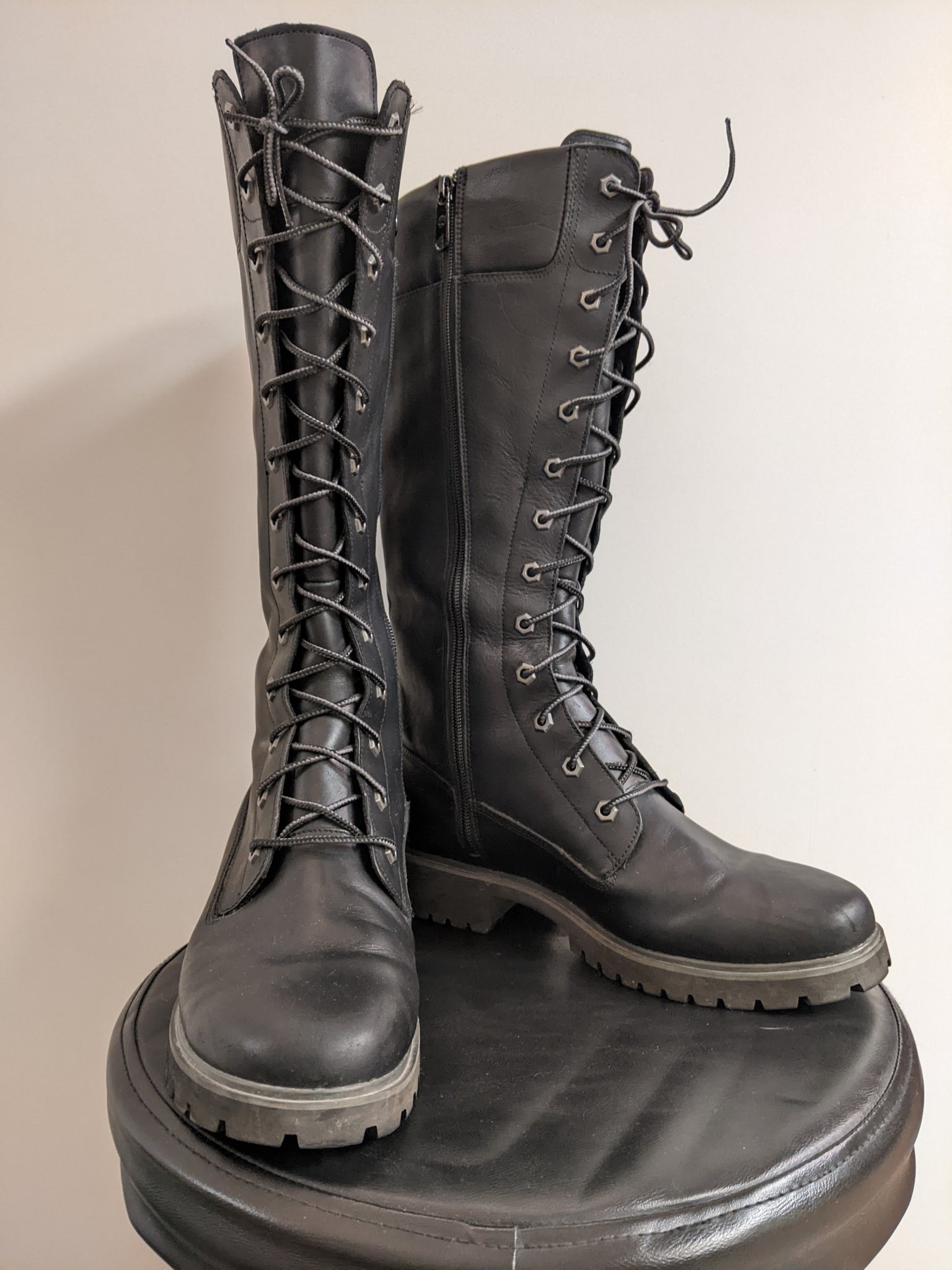 Knee-High Black Leather Timberland Boots - W10